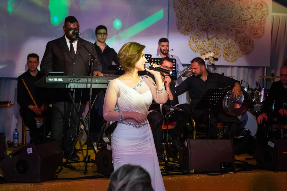 Reportage photo soirée anniversaire au Carlton à Cannes une chanteuse chante