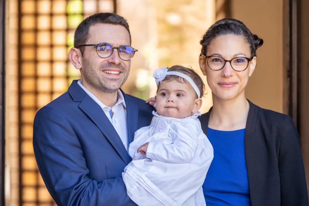 Des jeunes parents avec leur fille lors d'un reportage baptême à Ste Roseline dans le Var