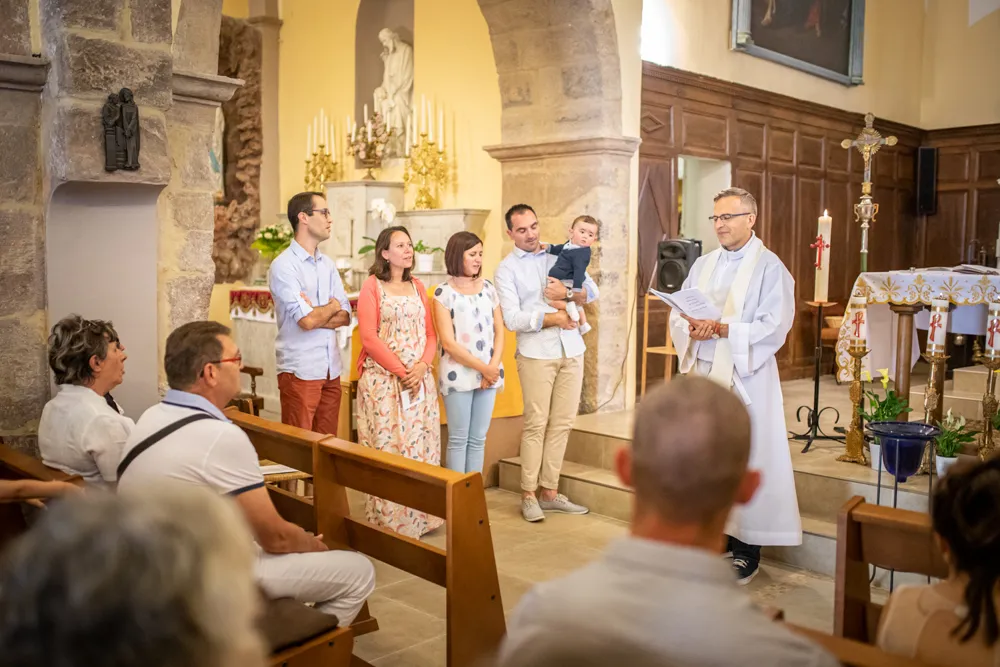 un baptême est célébré en l'église de la Motte dans le Var reportage photo