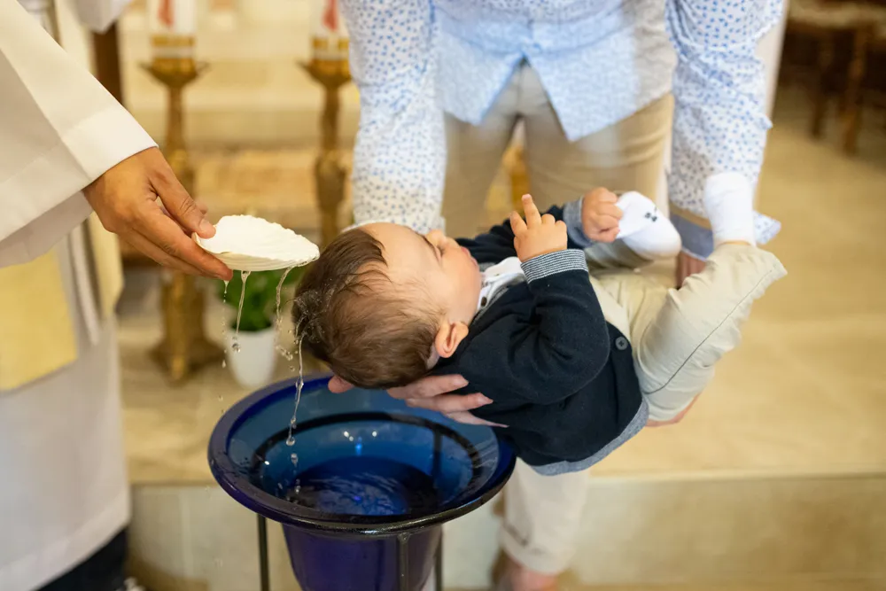 Un petit garçon reçoit le baptême à Draguignan.