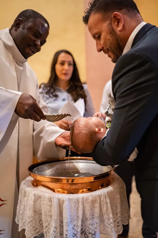 n petit garçon reçoit le baptême