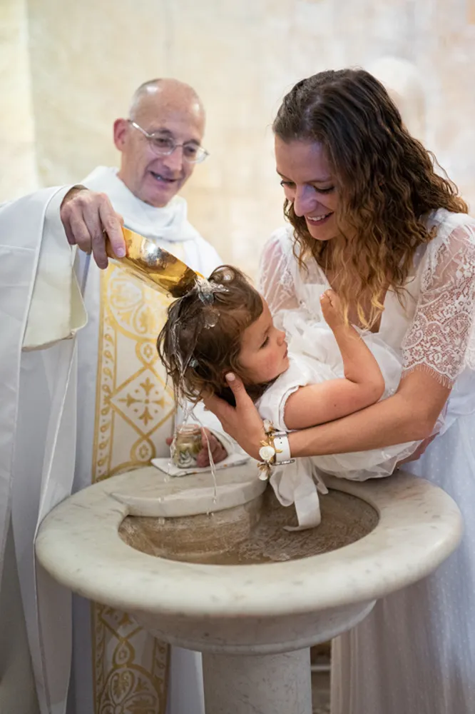 Une petite fille reçoit le baptême à Tourtour