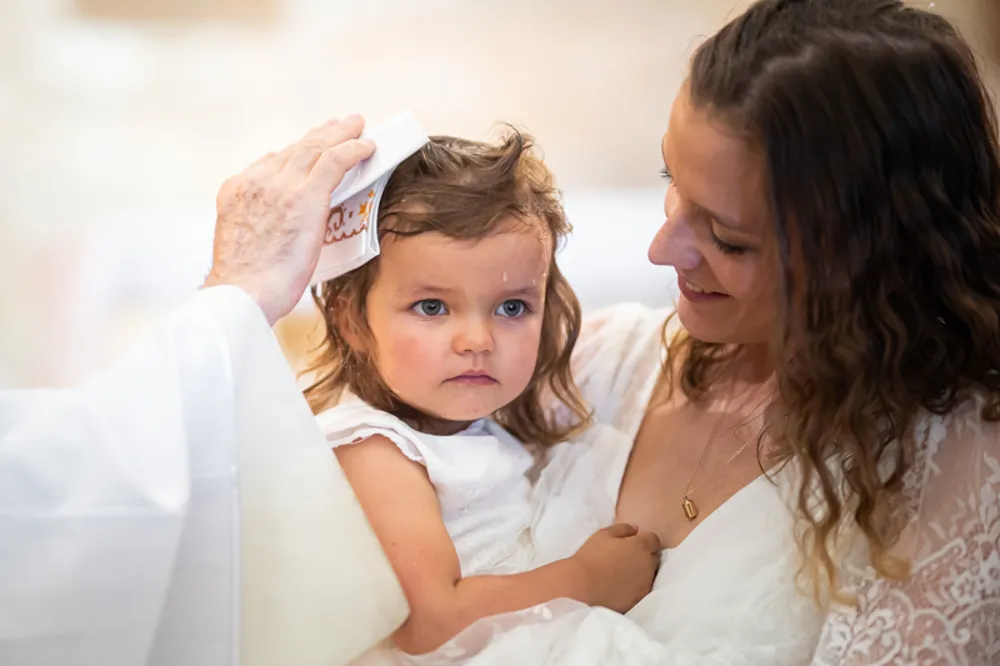 Une petite fille reçoit le baptême à Tourtour