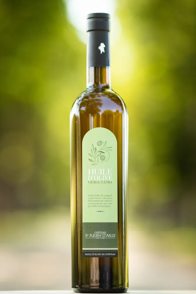 une bouteille d'huile d'olive, photo publicitaire du Château de St Julien D'aille dans le Var.