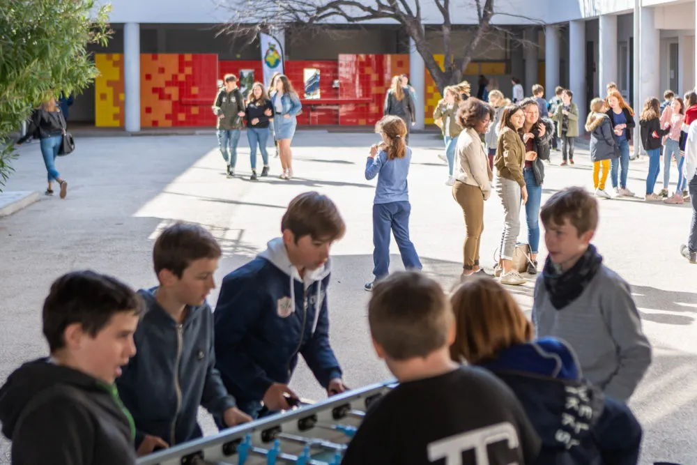 Photos institutionnelles, cours de récréation, élèves qui jouent dan le Var