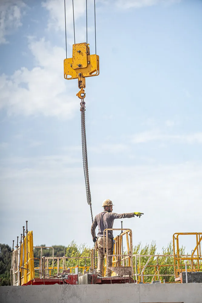 Un homme sur un chantier en construction dans le Var Reportage photo entreprise Draguignan