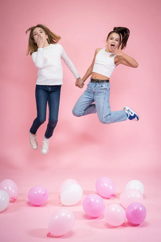 Pour un anniversaire 2 petites filles posent en studio pour une séance photo à Draguignan