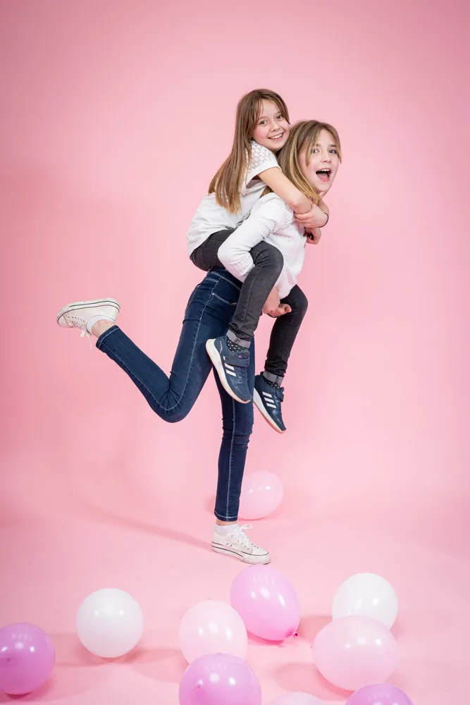 Pour un anniversaire 2 petites filles posent en studio pour une séance photo à Draguignan