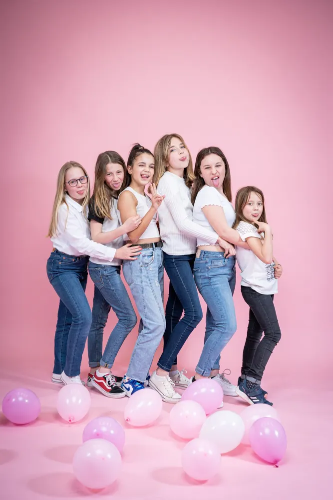 Un groupe de copines pose pour une séance photo spéciale anniversaire à Draguignan