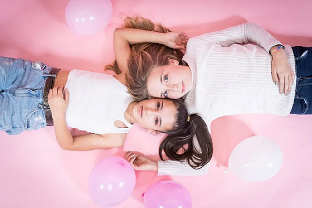 Pour un anniversaire 2 copines posent en studio pour une séance photo à Draguignan