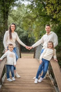 Pour une séance photo famille en extérieur un couple avec ses 2 enfants posent à Salernes