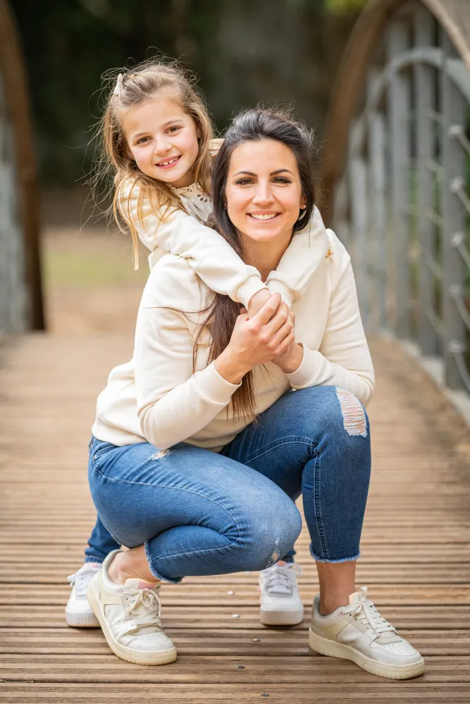 Une maman pose avec sa fille pour une séance photo à Draguignan