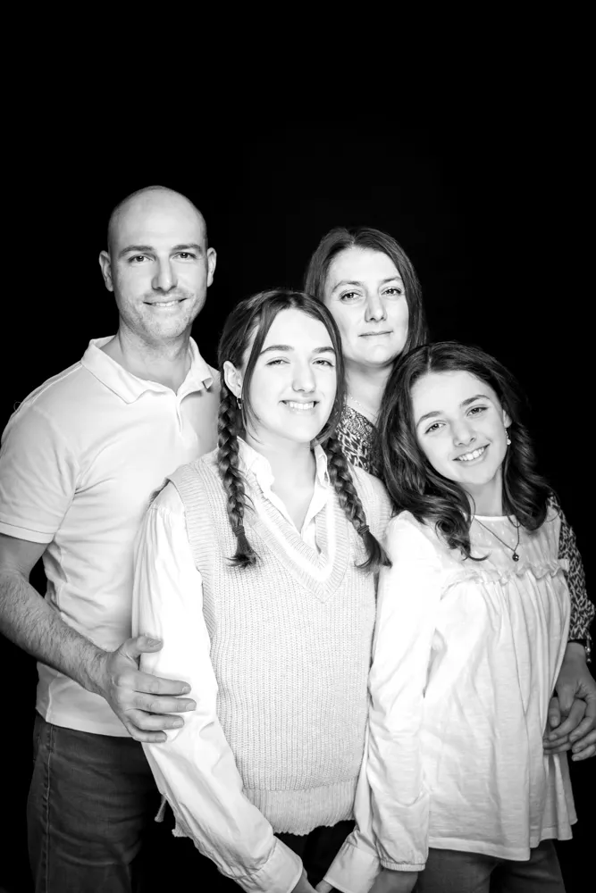 Pour une séance photos famille en studio des parents et leurs petites filles posent en studio à Draguignan