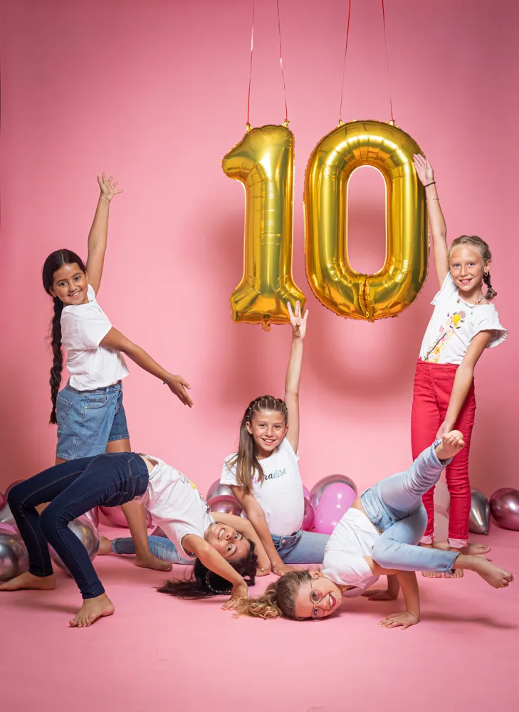 Un groupe de jeunes filles posent en studio pour une séance photos anniversaire à Draguignan