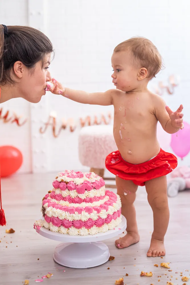 pour les 1 an d'une petit fille elle fait manger à sa maman un bout de gâteau à l'occasion de sa séance smath the cake à Draguignan