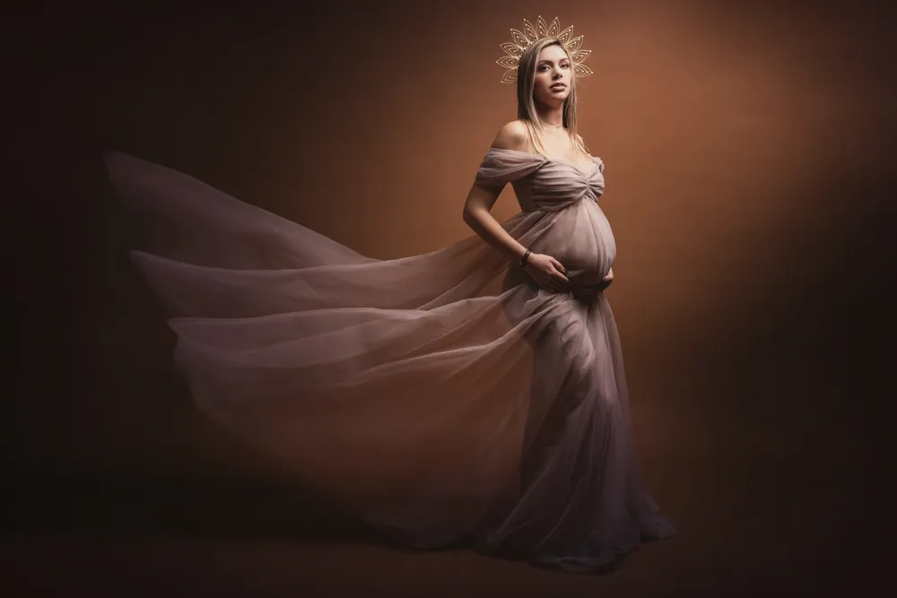 Future maman pose en studio pour un shooting grossesse à Draguignan