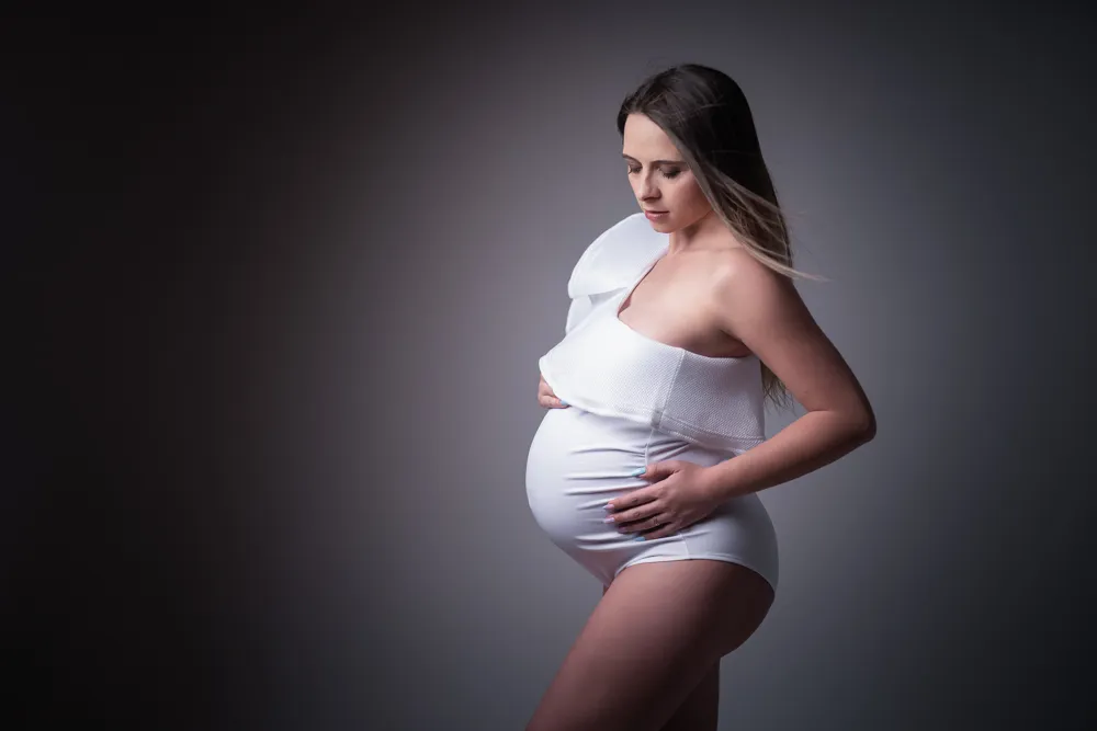 future maman pose en body pour un shooting grossesse à Draguignan