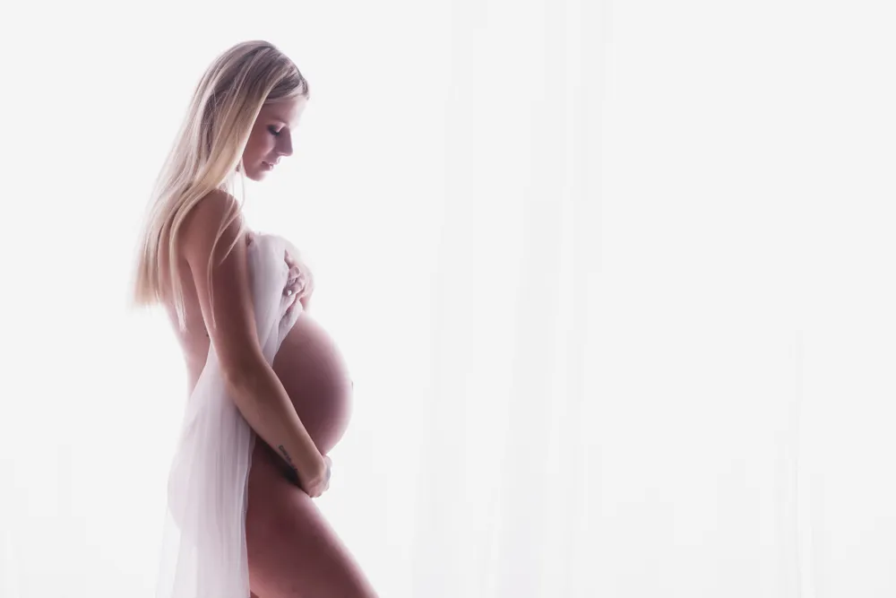 future maman pose pour un shooting grossesse à Draguignan