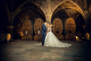 Couple jeunes mariés au château du Font du Broc