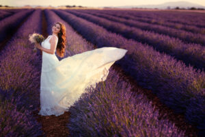 Une future mariée dans un champs de lavande