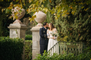 Lors de leur mariage des mariés s'embrassent au Château Sainte Roseline aux Arcs sur Argens