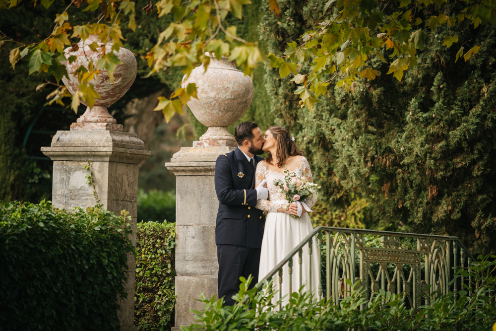 Lors de leur mariage des mariés s'embrassent au Château Sainte Roseline aux Arcs sur Argens