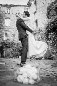 photographe de mariage aux Arcs sur Argens un couple pose