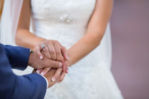Jeune mariés se tiennent les mains à Draguignan