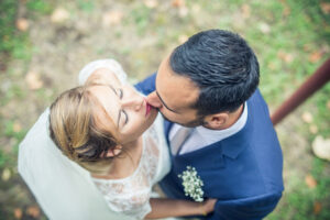 Couple de jeunes mariés s'embrassent dans le Var