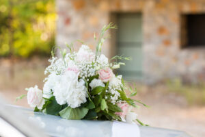 bouquet de fleurs sur une voiture de mariés à Lorgues