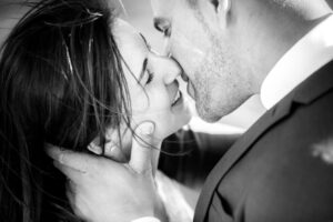 Couple de jeunes mariés s'embrassent à Dragiugnan