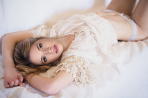 Jolie modèle photo pose en lingerie pour un shooting photo à Draguignan