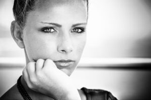 portrait de femme en noir et blanc à Draguignan