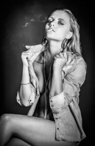 modèle photo femme à Draguignan posant sur un tabouret en chemise avec une cigarette à la bouche