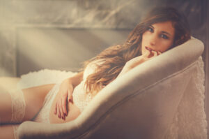 séance boudoir, jeune femme pose en lingerie dans une ambiance feutré à Draguignan