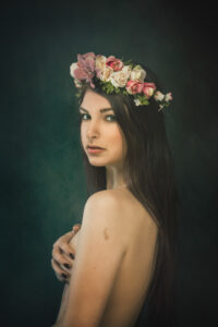 Jeune femme pose nue pour un portrait photo à la façon d'un tableau à Draguignan