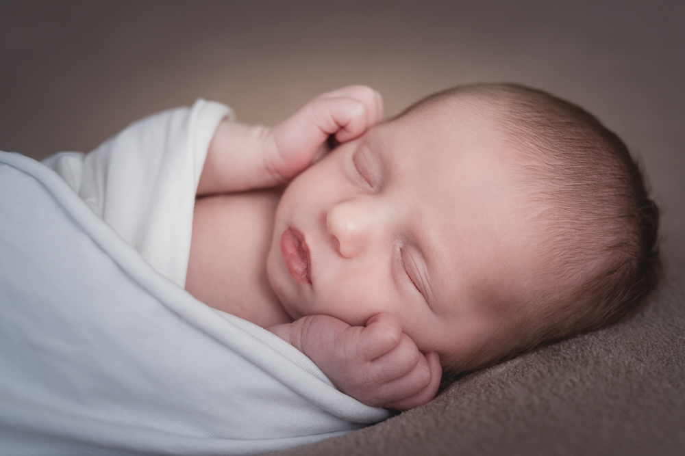 Un bébé dort lors de la séance photo nouveau-né à Salernes