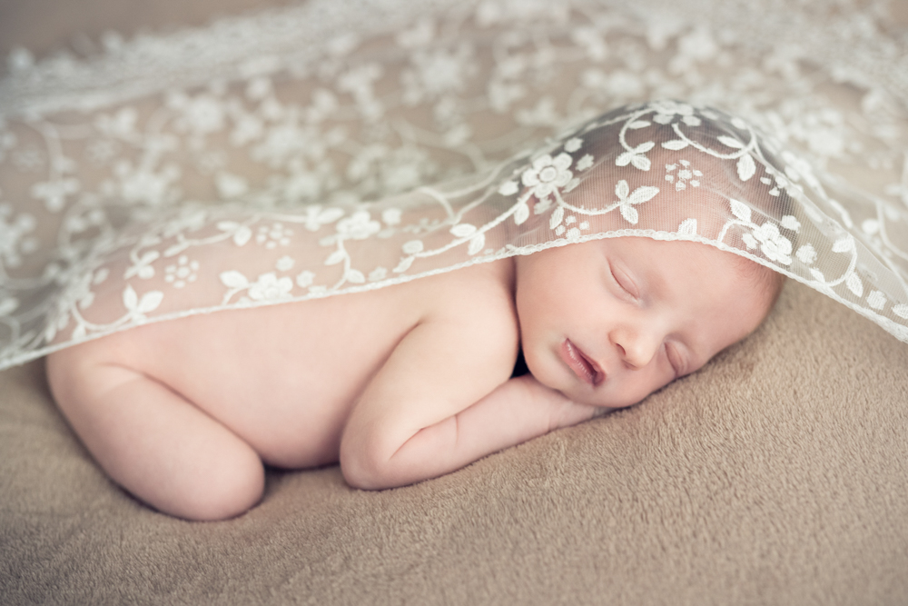 Un bébé dort lors de la séance photo nouveau-né à Draguignan