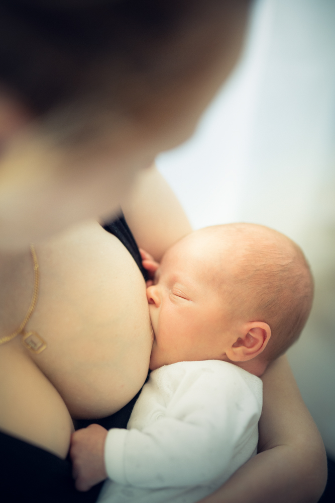 Bébé tète sa maman lors de sa séance photo nouveau-né à Draguignan