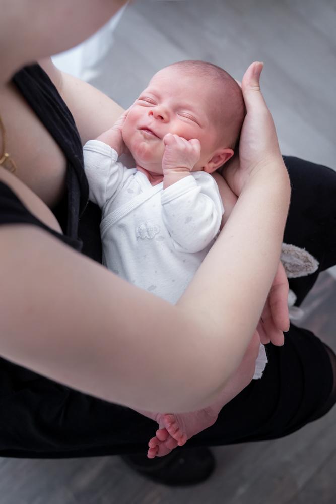 Bébé dans les bras de sa maman à Draguignan pour ses photos nouveau-né