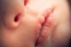 nouveau-ne-bebe-draguignan-17 petite bouche de bébé endormi lors de sa séance photo à Draguignan