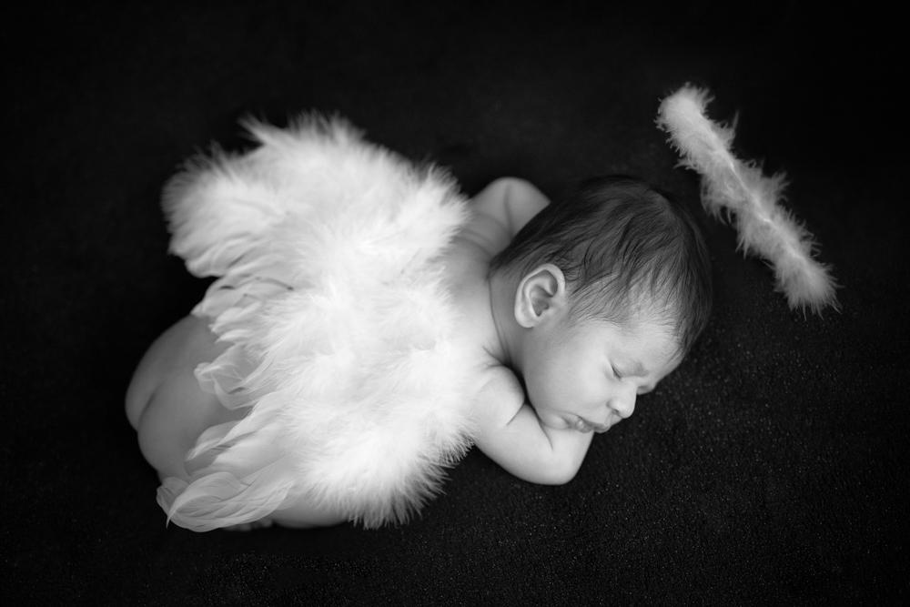 Un bébé en petit ange lors de la séance photo bébé à Draguignan
