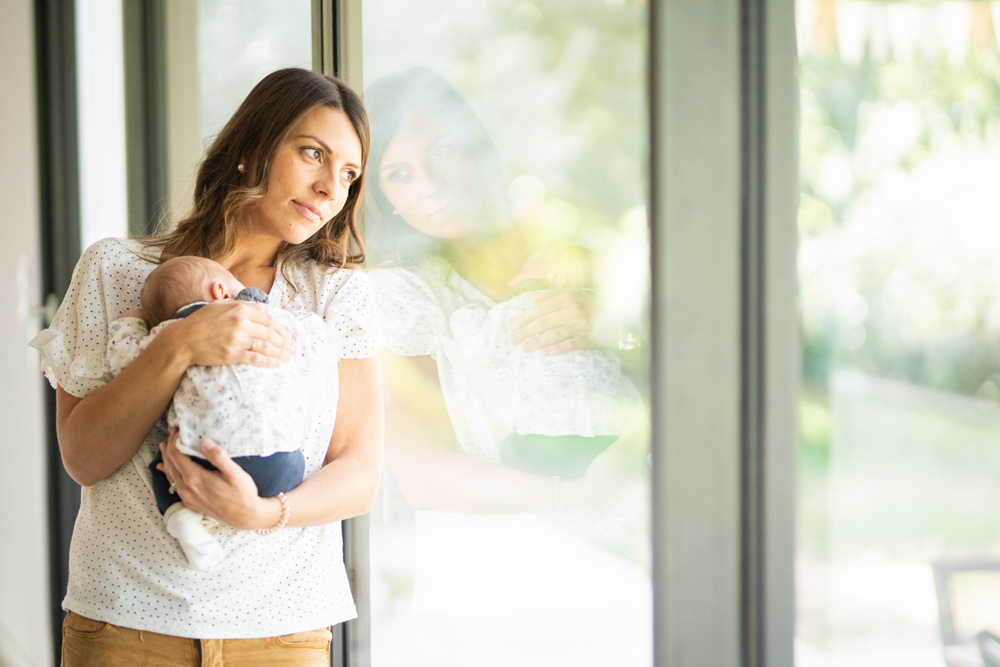 Jeune maman avec son bébé lors de sa séance photo à domicile à Draguignan