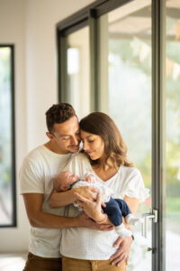 nouveau-ne-bebe-draguignan-27 Bébé avec ses parents lors de sa séance photo à domicile à Draguignan