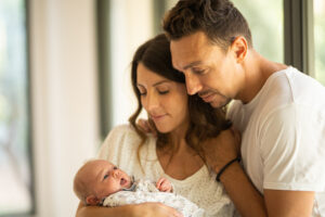 nouveau-ne-bebe-draguignan-28 Bébé avec ses parents lors de sa séance photo à domicile à Draguignan