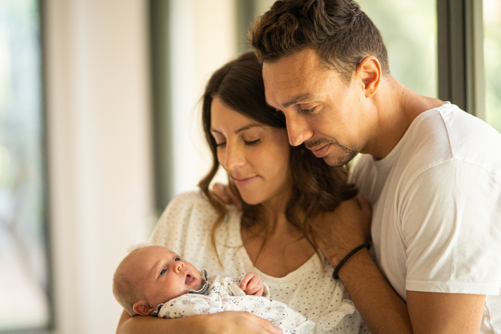 Bébé avec ses parents lors de sa séance photo à domicile à Draguignan
