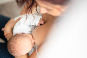 Bébé tète sa maman lors de sa séance photo nouveau-né à Draguignan