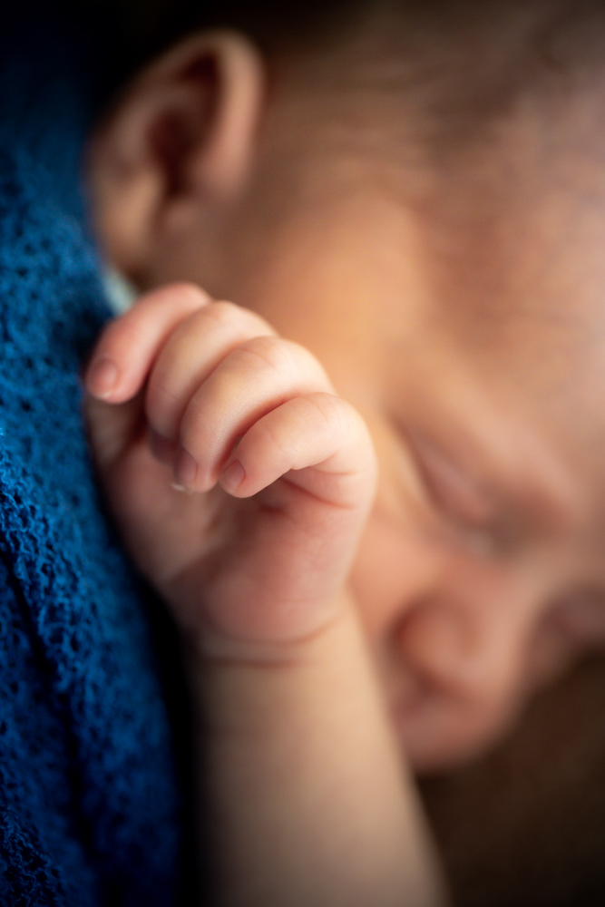 Petite main de bébé endormi pour ses photos de bébé à Draguignan