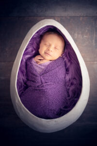 nouveau-ne-bebe-draguignan-38 Bébé dort dans un oeuf à l'occasion de sa séance photo nouveau-né à Draguignan