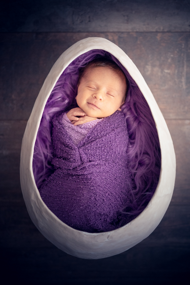 Bébé dort dans un oeuf à l'occasion de sa séance photo nouveau-né à Draguignan